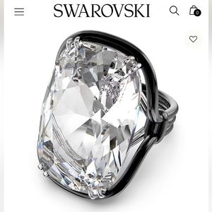 Harmonia cocktail ring
Oversized crystal, White, Mixed metal finish